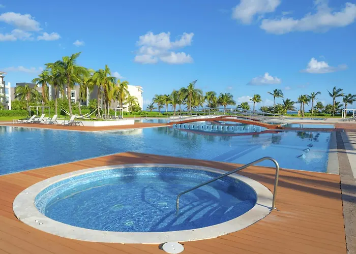 Beachfront With Tub, 3 Bedroom & Pool - At Mareazul Corazon